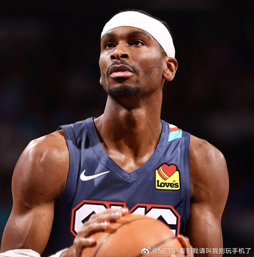 2025-26赛季NBA常规赛第四节中距离投篮命中率最佳球队：  俄克...