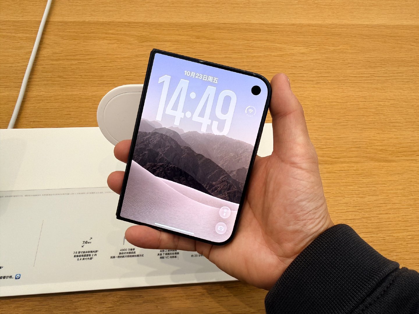 苹果的第一款折叠屏手机，iPhone Duo拿在手上完全无感，折叠状态下巨宽，展开状态下巨大，确实薄，但我还是不喜欢这种握持感。没有Face ID没有长焦，卖折叠屏的厂家休想挣到我的钱[doge]

刚一阵耳旁风吹过，门口黄牛最高只加1300，全民黄牛节奏下崩太快了。  ​
