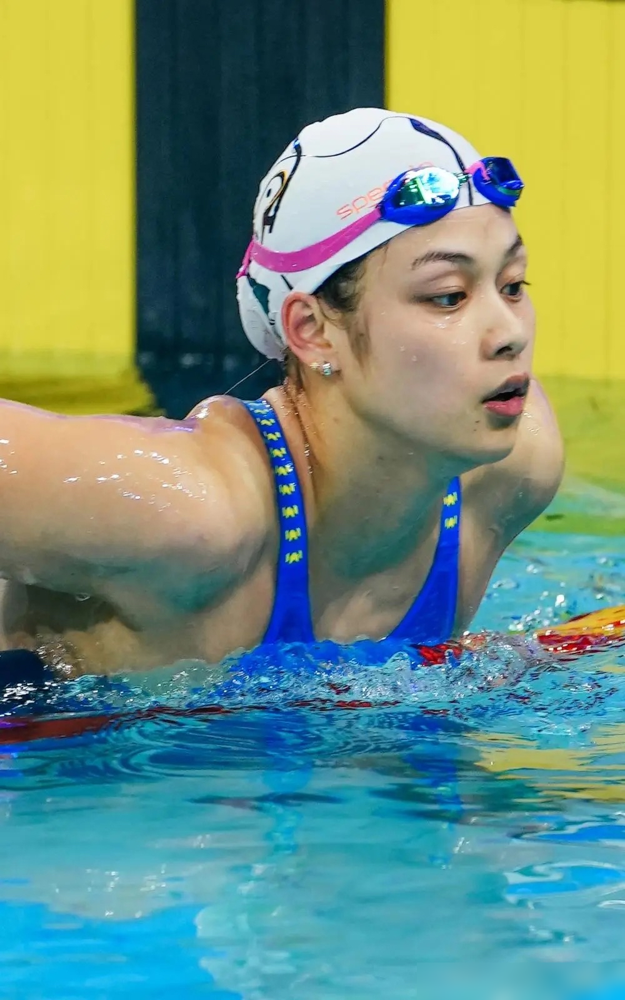 领先10秒，泳池里已经看不见对手了。
昨晚女子4X200自接力决赛，第一棒李家萍先甩开日本队1秒2，第二棒柳雅欣游完，差距拉到4秒6。到余依婷交棒，8秒9。最后一棒李冰洁下水，后面两条泳道空得跟训练课一样。7分49秒37，金牌挂上脖子。
翻翻账本，这项目从1998年进亚运，中国队八届全包了。一次