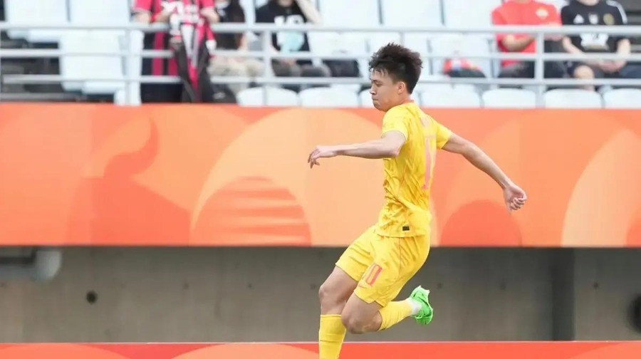 国足U23领先韩国到80分钟崩盘，两个头球全因后点没人看，40年破门白破了，铜牌战再输就真啥也没落下
王钰栋第22分钟单刀破门的那一刻，名古屋球场看台上的中国球迷几乎已经摸到了决赛的门票。彭啸、毛伟杰、徐彬、张玉宁四脚一脚出球，毛伟杰挑传撕开韩国整条防线，19岁的王钰栋面对门将冷静推射，打破了中国男