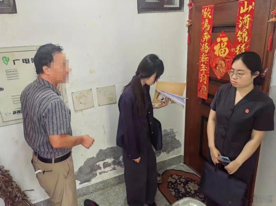 【拘留7人！张店大批干警出动！】为切实保障胜诉当事人合法权益，进一步维护司法权威，严厉打击规避执行、抗拒执行行为，9月18日，张店区法院执行局周密部署，开展集中执行行动。行动前，执行局对相关案件进行全面梳理，逐案制定执行方案，明确行动路线和责任人，确保行动高效有序。行动当日，执行干警 ​