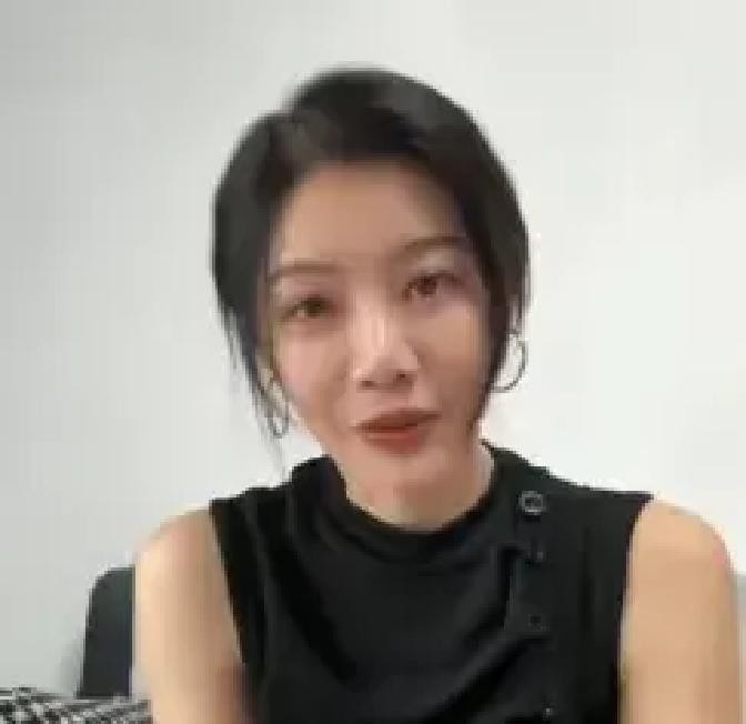 半夜10点，手机微信突然响了，导演发来一条消息，叫她去酒店客房“单独聊聊剧本”

这可不是什么八卦小说的桥段，而是2026年9月，曾在TVB演过戏的36岁女演员吴沚默在浙江金华试镜短剧时，遭遇的真实一幕

她盯着屏幕看了几秒，干脆地回绝了

没过十分钟，一个自称是导演妹妹的女职员打来电话苦口婆心地劝