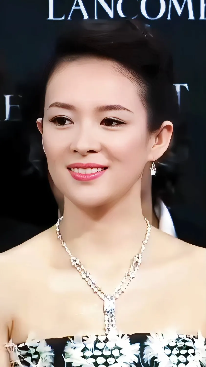 章子怡230万变3亿！4年赚130倍，网友吵翻了：这波操作真的绝了！

事情是这样的，港股上市公司上美股份发了个公告，说旗下子公司上海青道花了3.045亿元，收购了大脚投资手里上海怡页23%的股权。而这个大脚投资，正是章子怡持股99%的公司，她老爸章元孝占剩下的1%。

算下来，章子怡这波操作直接把