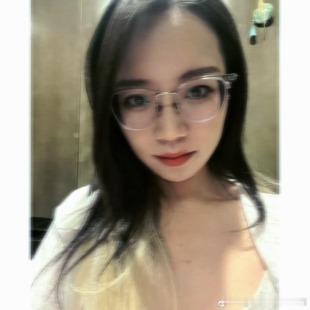切换半夜工作模式📚
近期工作使用AI的频率过高
一方面的确大大提高了效率，仅通过给出指令确认方向和效果，不再需要将人的注意力陷入各种琐碎细节确认，可以将自己的Token放在关键之处，少了许多低价值的消耗，能够极其迅速又充满细节地展示出自己要表达的东西。
而另一方面，短时间过于依赖AI让自己 ​