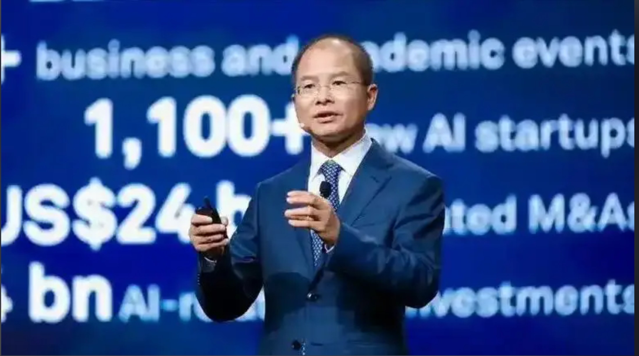 又想给中国挖坑，结果被华为机智化解

最近华为轮值董事长徐直军接受媒体采访，被问到怎么看美国炒得沸沸扬扬的 “AI 放缓论”，他用了一个很有启发性的思路来回应。

你细品，所谓 “AI 放缓论”，是美国 AI 巨头提出的前沿 AI 发展管控倡议，客观上会给追赶者设置竞争门槛。

9 月中旬，Anth