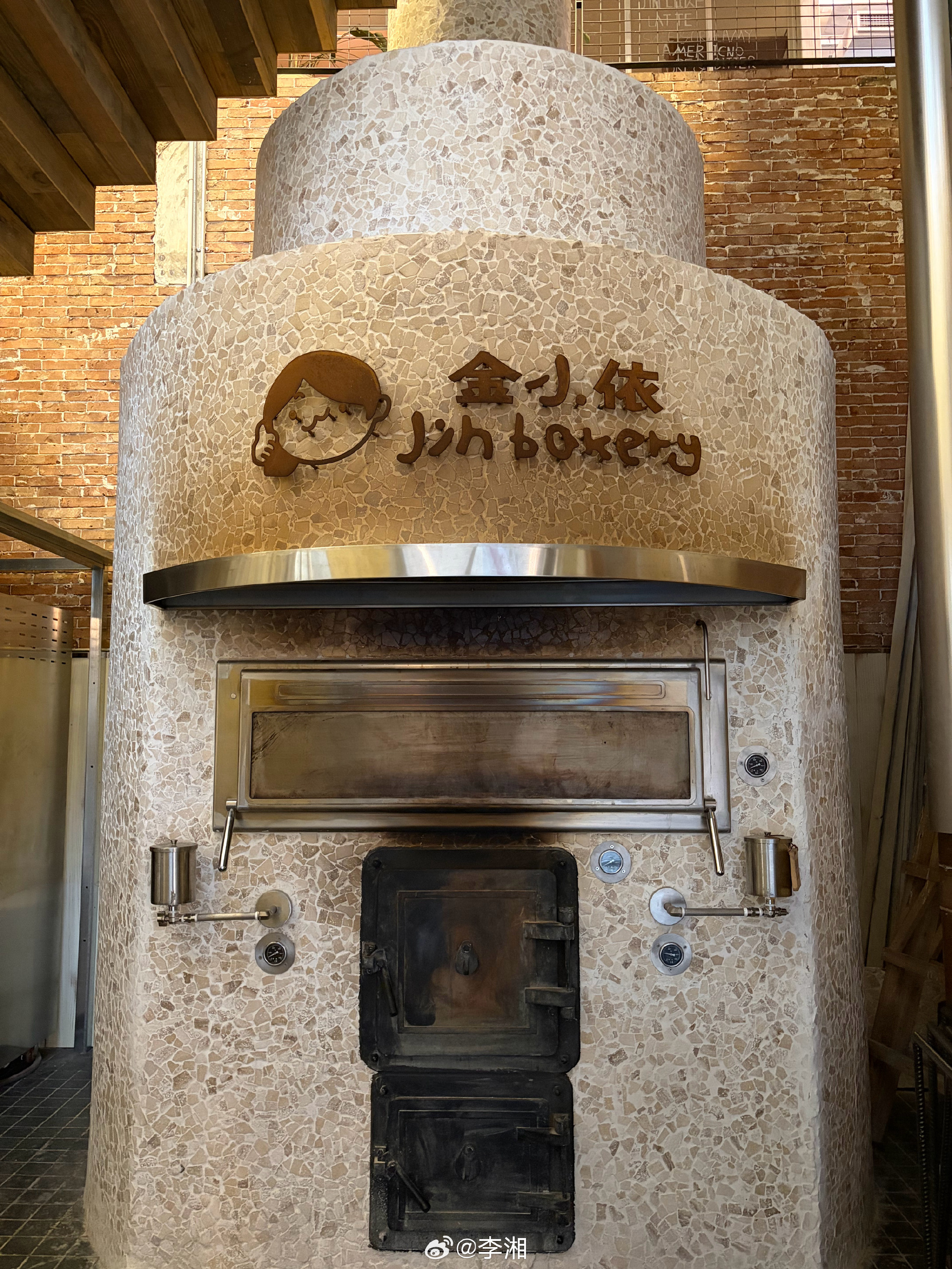 这家店叫金小依窑炉面包。开在爱民巷。装修做得很不错。很适合一个人过来发...