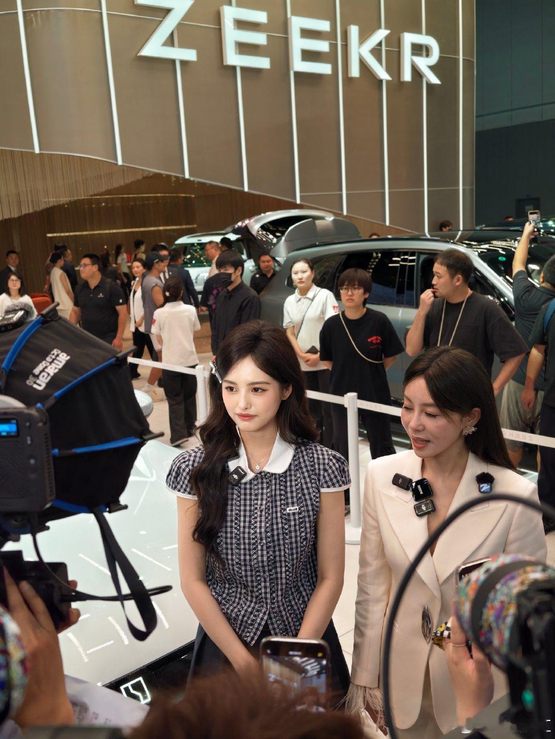 在#2026成都车展#看到新任星女郎：雪野，出演电影《功夫女足》。
#成都车展潮这看# ​