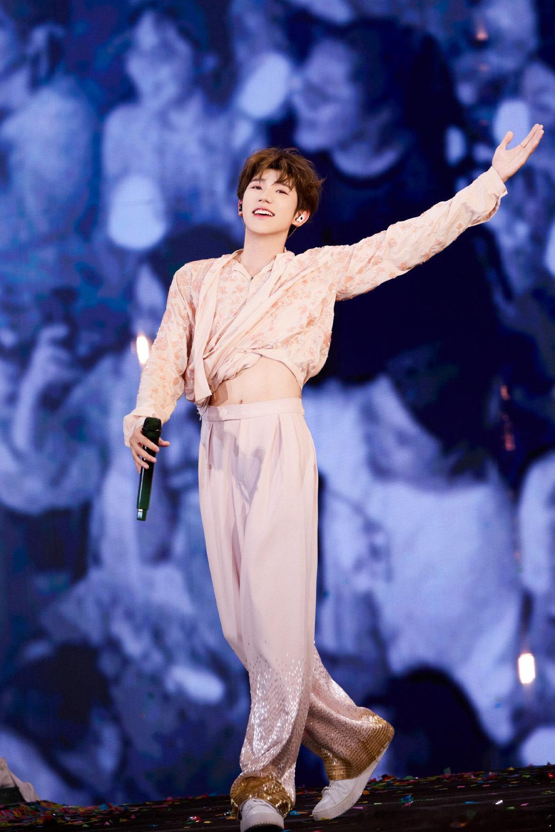 #王源[超话]##王源宇宙超级无敌大大狂欢巡演##王源2026时颂辰安# 很多时候，“wrong things”也是“beautiful things”​