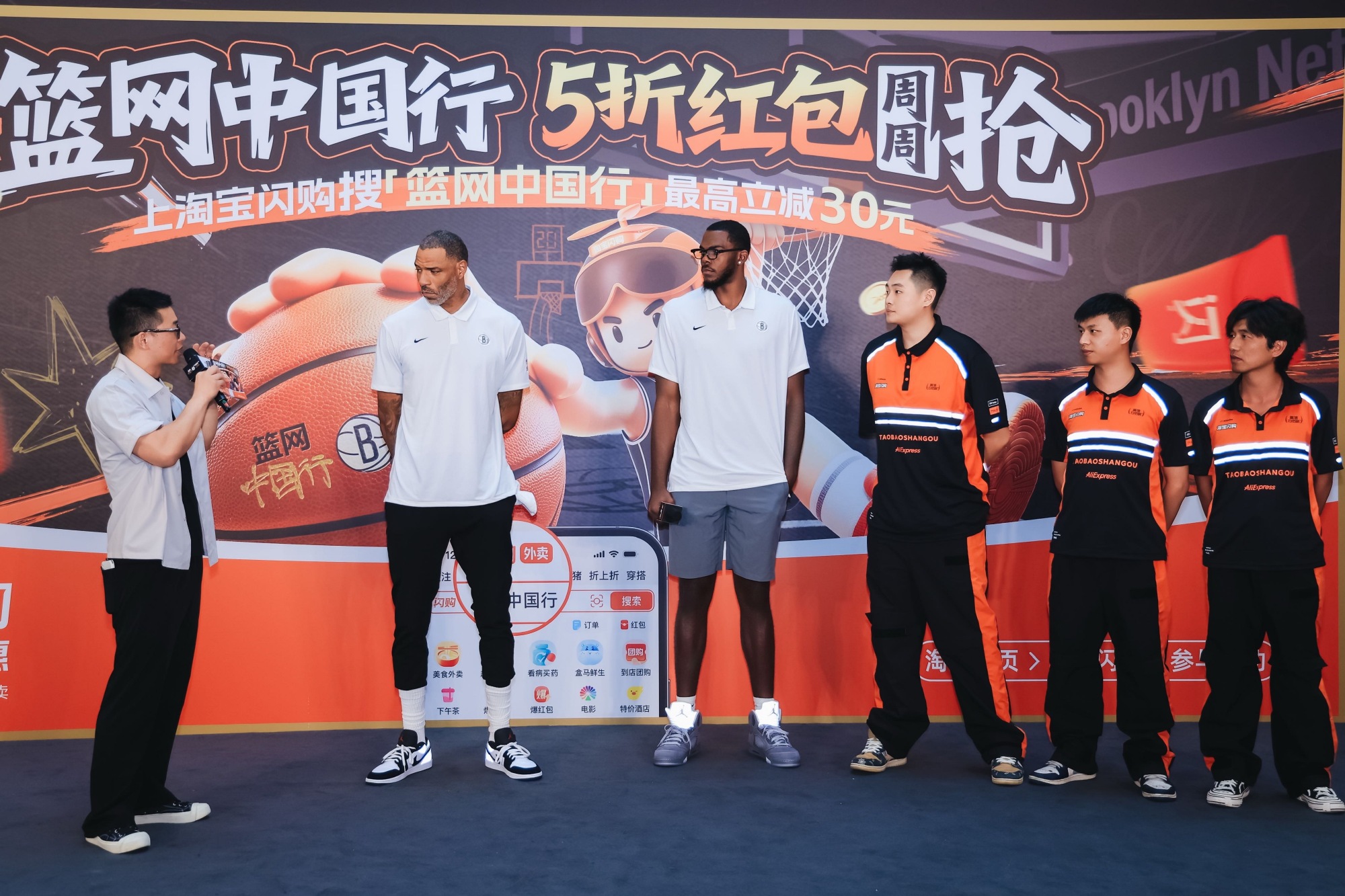 还有现役内线戴龙夏普，在「篮网中国行」现场和淘宝闪购外卖骑手比拼球技...
