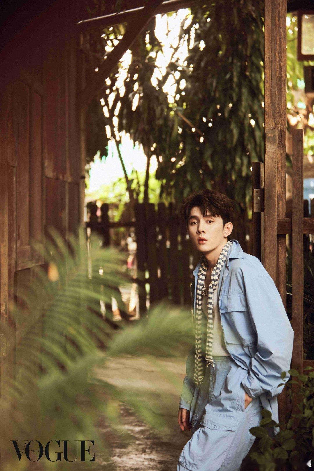 #李佳琦陪我走出失恋的男人##李佳琦隔空安慰失恋女生#李佳琦直播间暖心名场面，隔空开导失恋女生，共情力拉满，温柔鼓励向前看，治愈感十足，收获很多有同款经历观众共鸣。 ​