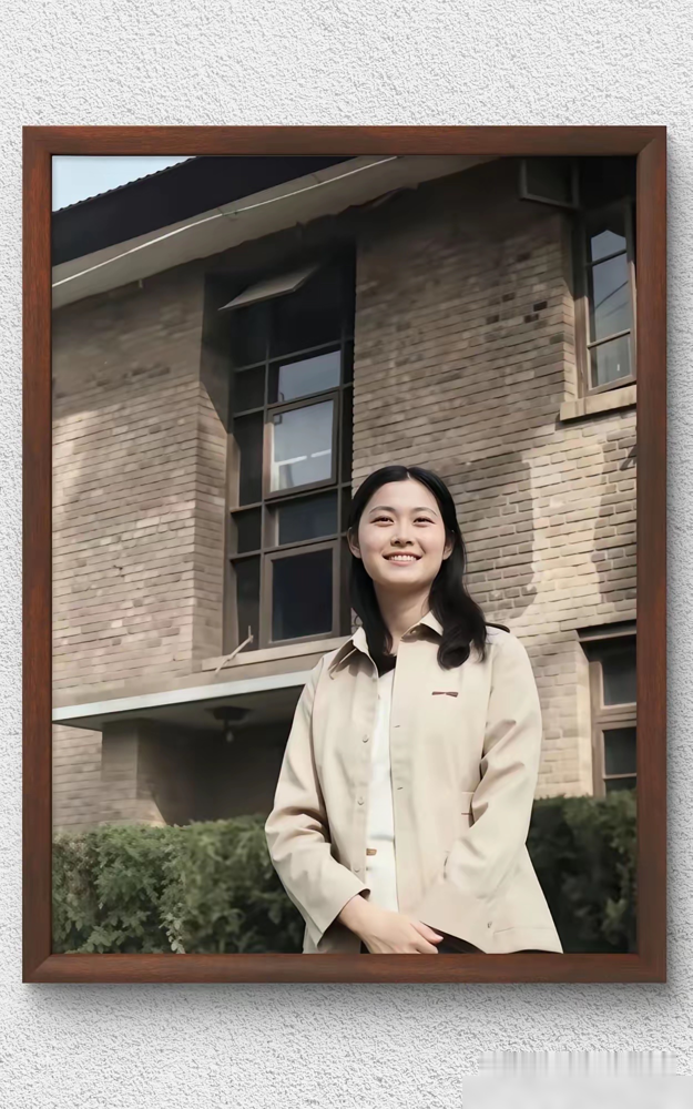 1985年她挤在合影角落里，穿得土气，眼神却亮得吓人。没人想到这个女研究生，后来成了央视最难被替代的那张脸。
敬一丹起点不算高，知青广播员出身，33岁才正式进央视。但她干成了一件至今没人复制的事：金话筒奖三连冠，纪录压了快三十年。
从《一丹话题》到《焦点访谈》，她在主播台上一坐就是二十年。别人靠