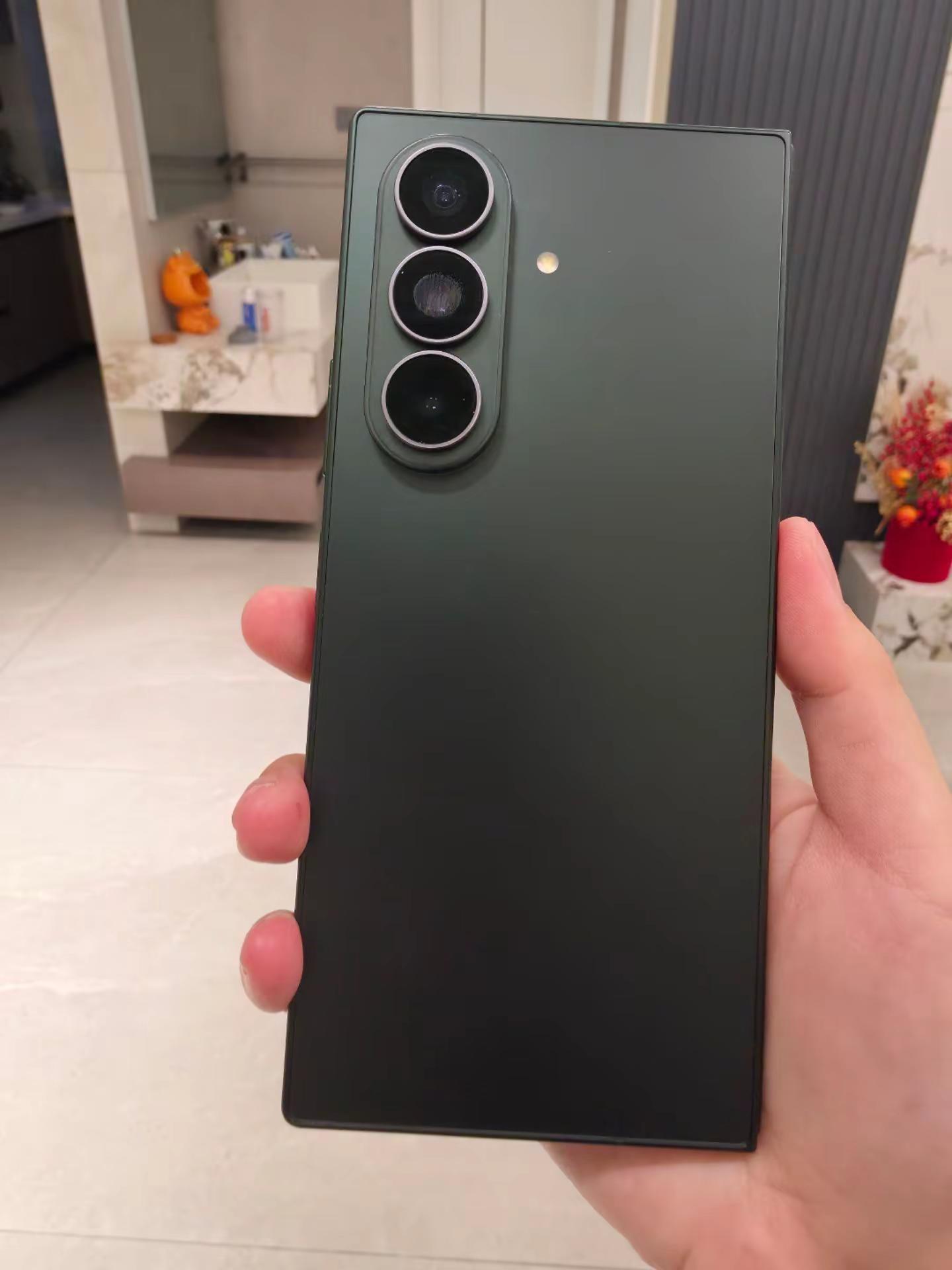 持续关注苹果折叠发布会动态，经过多轮异地差旅实测，三星 Fold 8 Ultra 十分适配商务人群。折叠便携，兼顾商务质感。大屏带来更强办公能力，把差旅路上的碎片化时间转化为工作时间苹果发布会前瞻 苹果发布会或推出6大新品
