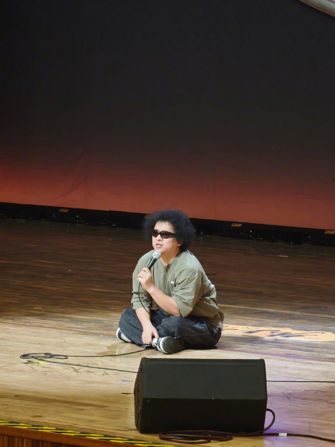 #原来盲人也可以成为摄影师# 看完黑灯的采访，心里久久震动。曾因为相机总对不上焦生气到把它卖掉，后来却坦然接纳：这台对不上焦的相机，才最像我。这哪里是妥协，是一种清醒又有力量的反抗。原来失望大多源于过高的期待，太多人只迷恋光鲜的皮毛。所以他坦然拍出模糊的画面，也愿意大方分享。身为视障摄影师，他的眼睛有缺憾，内心却看得格外通透。