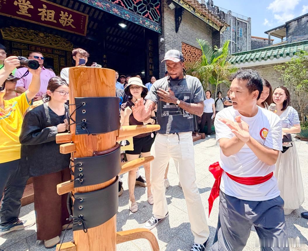 “湾区之心，活力南沙！”近日，在广州南沙，NBA现役球员杰伦·格林跟着...