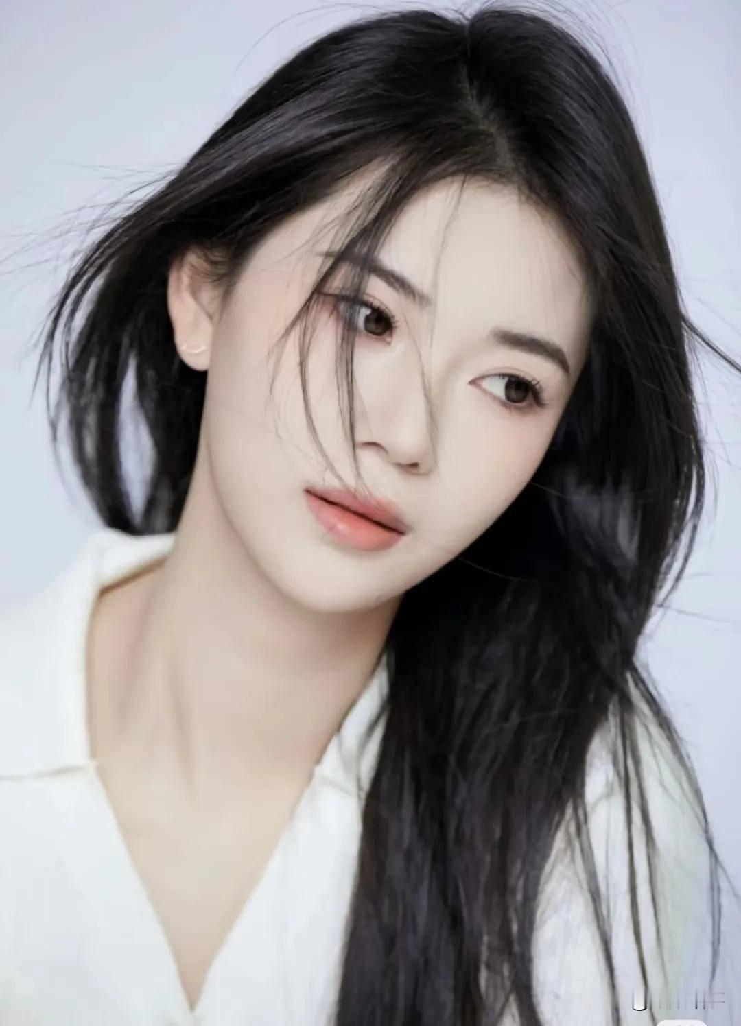 斯佐科斯：罗马尼亚选手斯佐科斯是一位标准的“热辣型”美女，她金发碧眼...