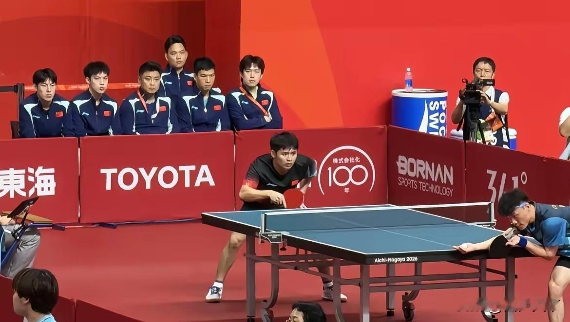 男团同样拿下开门红，3‑0横扫中国澳门，整场一局没丢看得人心里踏实。

林诗栋出任一单，携手温瑞博、黄友政稳稳拿下三盘。轮休的王楚钦化身场外“编外教练”，不停给队友鼓劲，

王皓指导在场边调度，王励勤也在看台督战，全队氛围特别团结。可惜观赛体验大打折扣，受限于现场机位，只有1、2号球台才有直播信号。