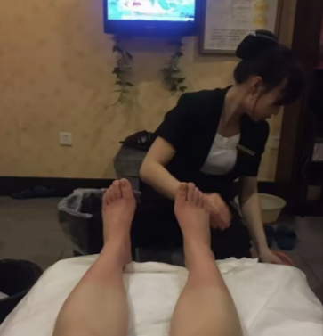 “大腿根部能找到jing液！”汉寿男子足浴店猝死，家属咬定“特殊服务”索赔113万。
 
10月6日，湖南汉寿县人民法院的一审判决在网上传开。一名男子凌晨在足浴店按摩时猝死，家属一口咬定是店家提供非法性服务导致“过度刺激”致死，索赔113万。法院最终只判了足浴店承担15%责任、赔偿17万余元。家属要