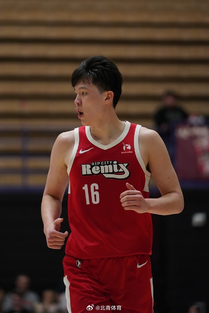 开拓者G联赛主帅谈：  “到目前为止，杨瀚森在我们队表现很棒……防守端...