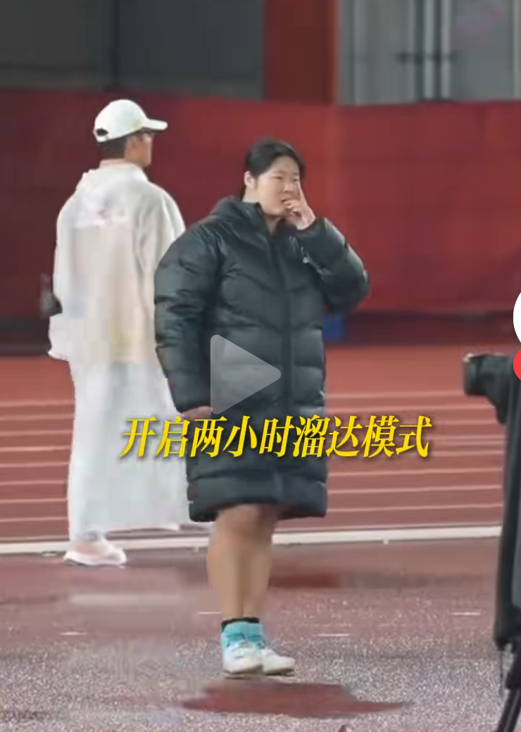 亚运会最云淡风轻的冠军，一掷定乾坤！18岁严子怡女子标枪破亚运纪录夺金
 
名古屋亚运会女子标枪决赛上演名场面！18岁中国小将严子怡首轮出手，直接投出70米46，刷新亚运会纪录，提前锁定金牌。
 
对手是奥运冠军北口榛花，赛前被寄予厚望。可严子怡第一投就拉开巨大差距，后续几轮甚至无需再全力投掷。投完