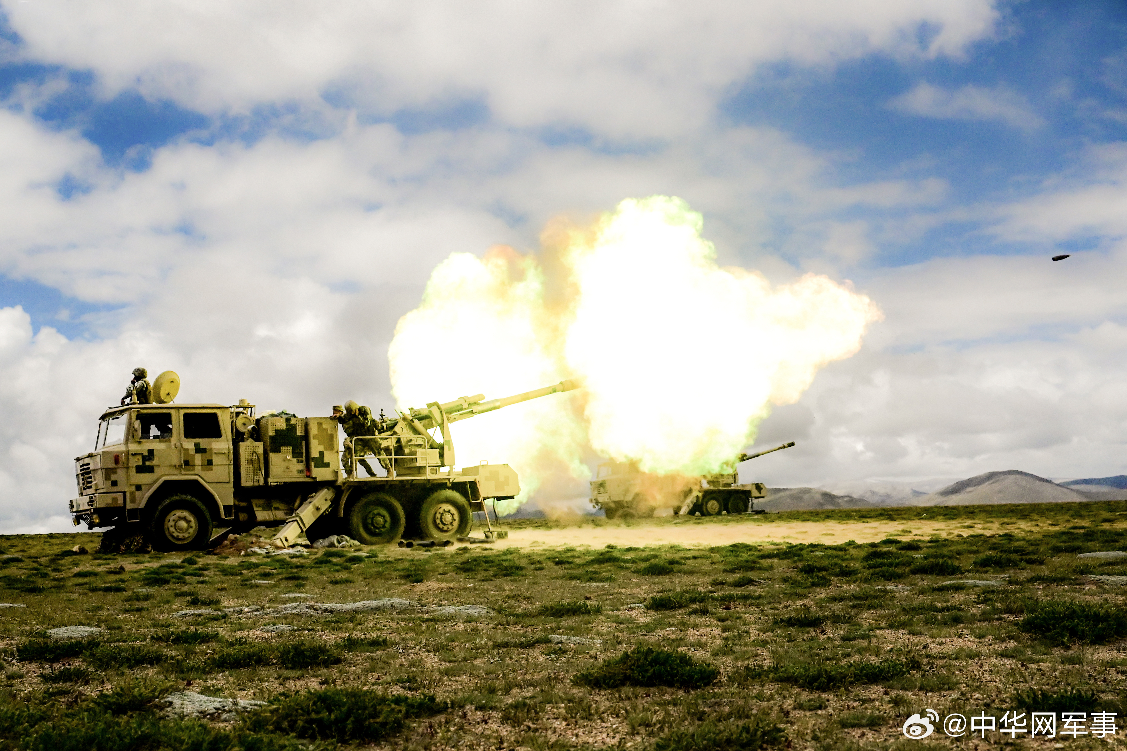 【直击多型武器实弹射击现场】近日，西藏军区某部在海拔4500米的雪域高...