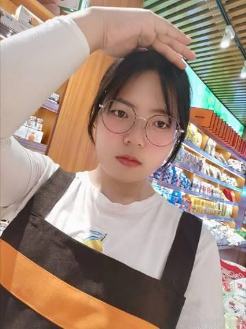 年龄：03年<br />身高（cm）：155cm<br />体重：55...