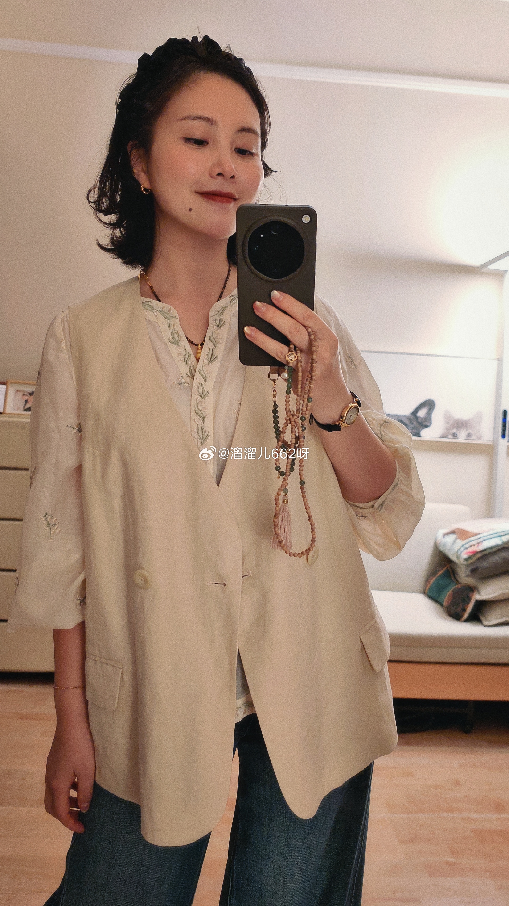 今日份look，这么赶还拍照?哈哈哈哈幸好昨晚收拾行李时就配好了衣服并拍了look，哈哈哈哈今天穿什么ootd ps:现在遛娃多了，逛店机会也多，好多实体店购买，又萌生了私服打版的念头，我真的就有那种在一堆烂衣服里选出最好看的那一件的能力，也有搭配好它的能力，有工厂资源的姐妹可以联系我哦 ，毕竟我也不想发OOTD发个寂寞，姐妹们满怀期待而来，结果看了个寂寞，对不住了啊，姐妹们