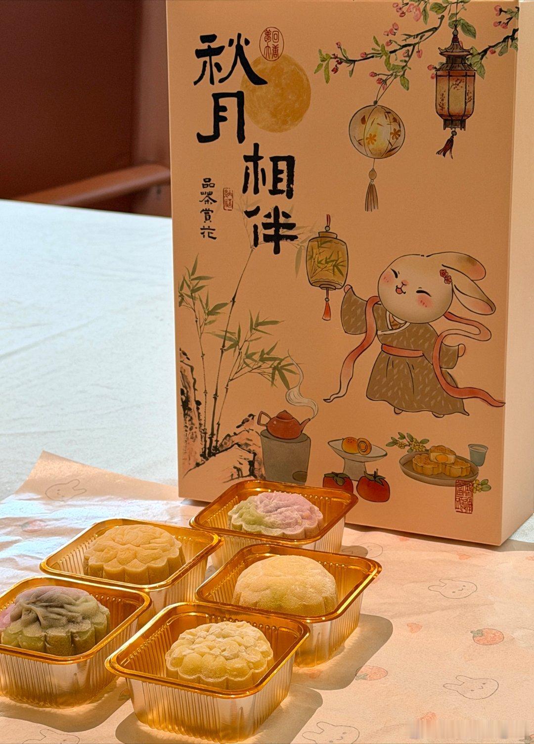 必须夸夸鸿蒙智行西罗园用户中心的工作人员！今天服务日活动来做免费贴膜和车辆检查，从进门开始就感受到了满满的热情。引导接待、安排工位、讲解流程，每一步都贴心周到。车主讲堂上讲师专业又有耐心，月饼 DIY 环节工作人员忙前忙后帮忙指导。全程没有任何敷衍，真心把车主当家人。买车只是开始，这 ​