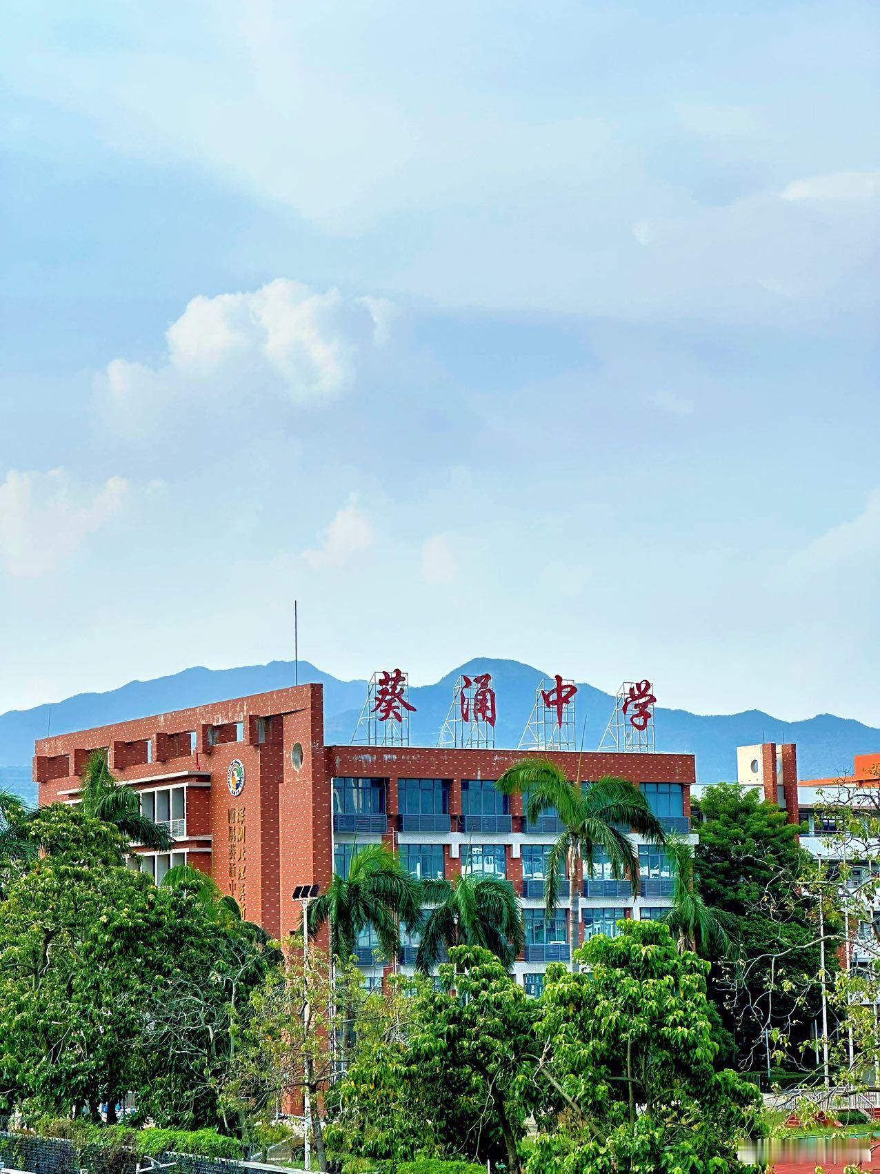 大鹏这个现房太香了！两娃家庭看完直接心动

周末带娃去大鹏放风，顺路逛了逛鹏美花园，结果直接被种草了！

对于我们家这种两个娃的，空间是刚需。113㎡的户型真的太香了，格局特别方正，还可以改成4房，客厅敞亮，两个孩子跑来跑去都有足够的活动空间。主卧也够大，还能放下个小书桌。

销售说93㎡的 ​