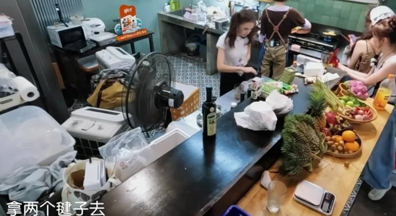 看到姜妍和张雅琪分工那段，张雅琪不会做饭，就主动提出去前厅陪客人踢毽子，姜妍在后厨做菜。
我其实挺触动张雅琪去踢毽子这个细节的。
一般人在这种干活的场合，要是自己不会核心技能，很容易不好意思，或者硬着头皮去帮倒忙。
但张雅琪挺大方的，知道自己擅长跟人聊天，就去跟客人玩。
姜妍也答应得痛快，没觉得张雅