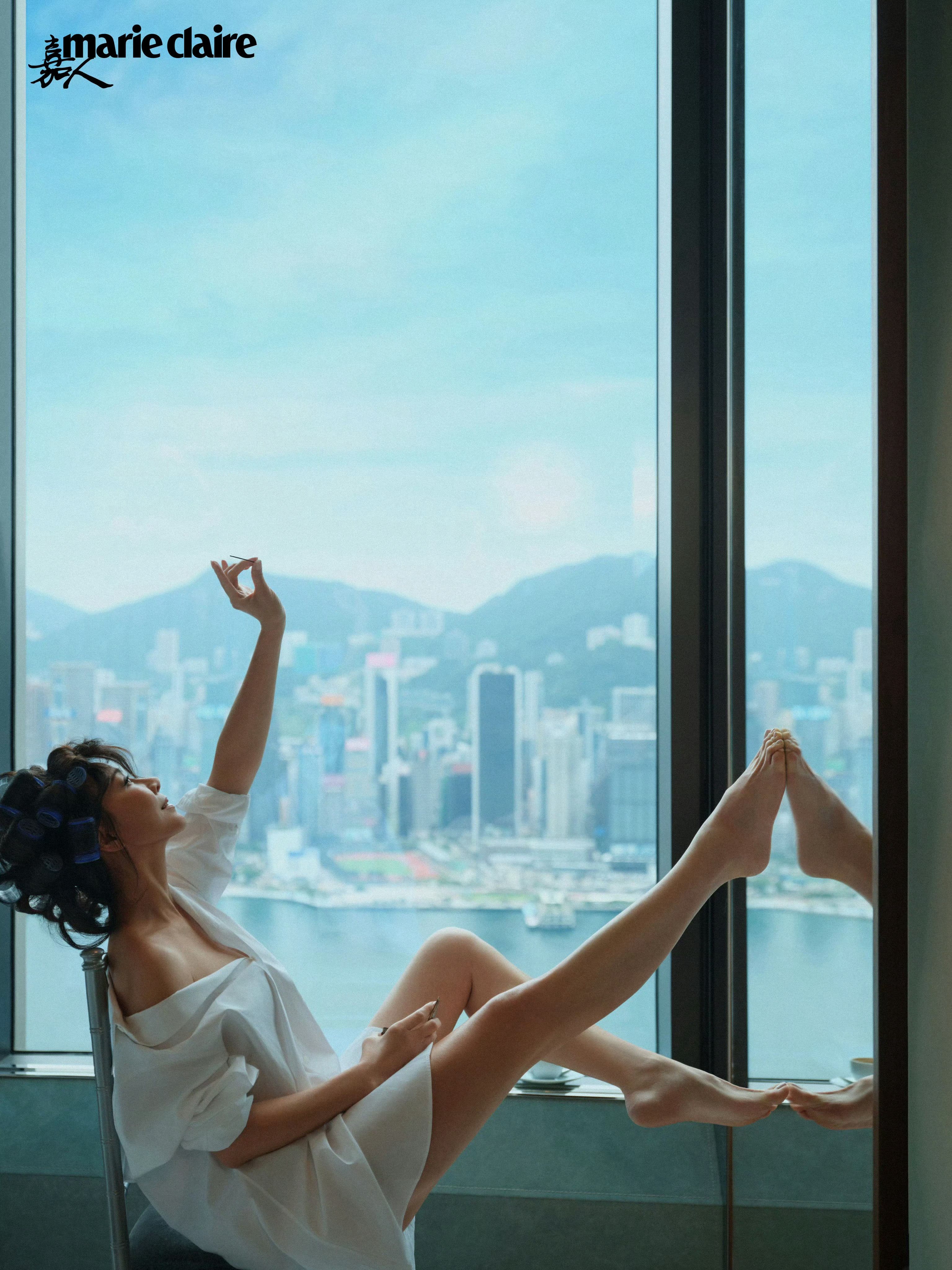 #刘嘉玲嘉人十月刊封面# 我们嘉玲姐的新刊登场，嘉人Marie Claire 十月刊，刘嘉玲身穿 Prada 2026秋冬系列、佩戴 Cartier 高级珠宝亮相，大片演绎了Valentino 与 Miss Sohee高级定制 ～

摄影 ：陈漫 ​