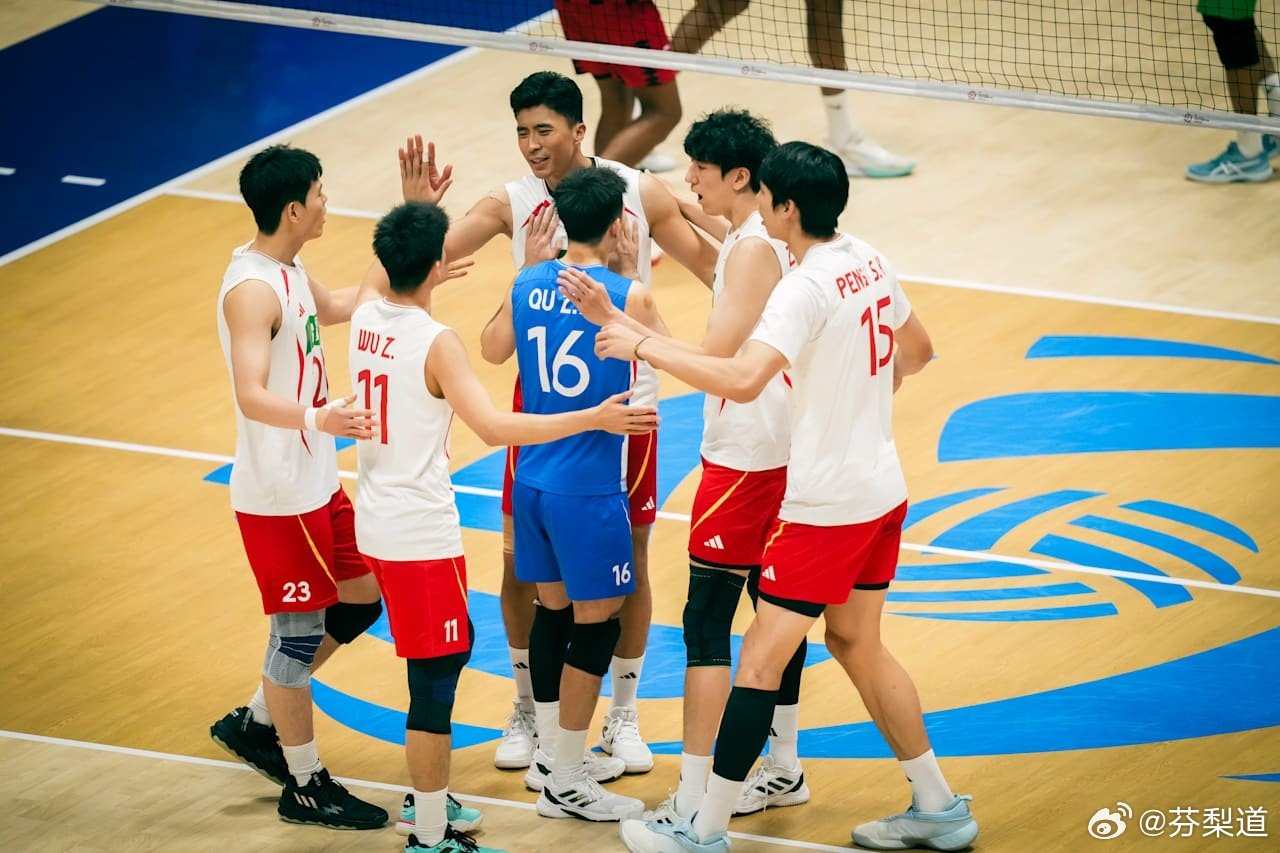 #2026男排亚锦赛##中国男排vs印度男排#中国队3-0（25-21/28-26/27-25）印度队 
瓜男开门红，怒赚8.92分的排名积分；张景胤回归贡献12分，王滨16分和印度队的齐拉格并列全场最高。 ​