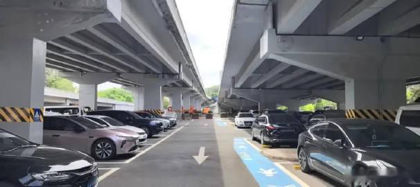【新增停车位2700个！丰台区桥下空间焕新颜——】城市桥下空间是彰显城...