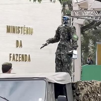 国产人形排爆机器人亮相，首次登上他国国家级阅兵！9月7日，中国机器人穿军装亮相巴西独立日阅兵式，甚至还向巴西总统卢拉敬礼。

大家有没有想过，中国制造下一次登上外国阅兵式，会以什么形态出现？战车、无人机，还是通信设备？

结果谁都没料到，2026年9月7日，巴西独立日阅兵式上，一台中国制造的人形机器