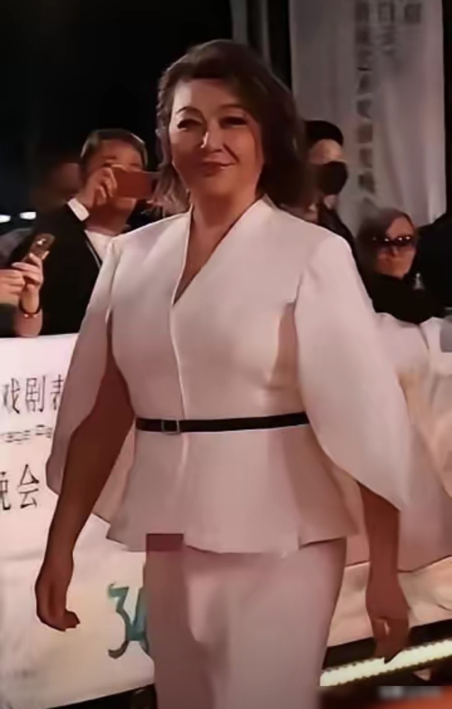 王祖贤在温哥华街头溜达，评论区直接炸了。
有人说脸垮了，身子肿了，跟《倩女幽魂》里判若两人。她也痛快，甩了一句：我都60了，你记忆还停在19岁。
说白了，大家恋的不是她，是自己那点回不去的日子。
再看叶子楣，最近露脸瘦到脱相，笑都僵了。当年给胸上保险，巅峰期说退就退，狠人一个。
现在被嘲女神