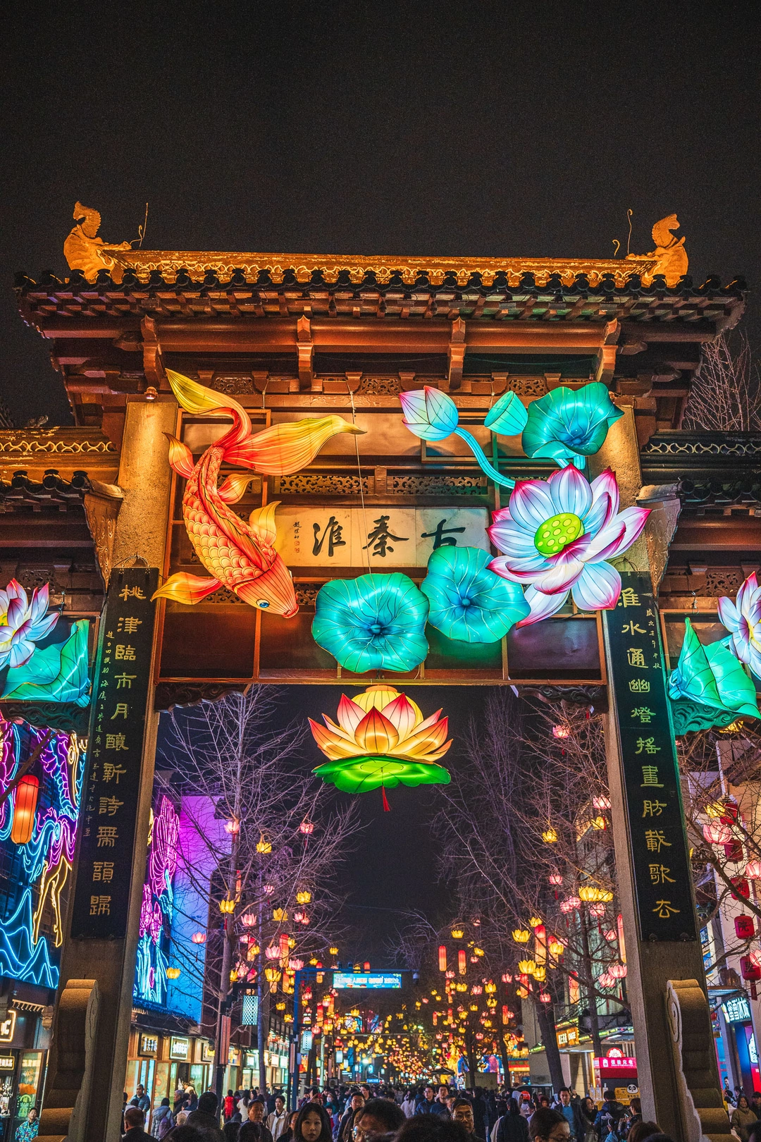 夫子庙亮灯了，今年灯会没有巨型广告牌