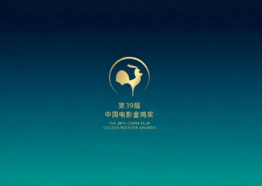 胡歌这回是真冲着金鸡去的，但拦路的是雷佳音。俩人一个片子里飙戏，胡歌演潜伏特务，雷佳音演追他半辈子的所长。从1949年追到八十年代，戏里是死对头，戏外直接竞争影帝。
胡歌自己都说，拍完这片不敢去雷佳音家做客。这话听着像玩笑，细琢磨挺微妙。
他那个角色，表面是个小学地理老师，底下藏着特务身份，一边