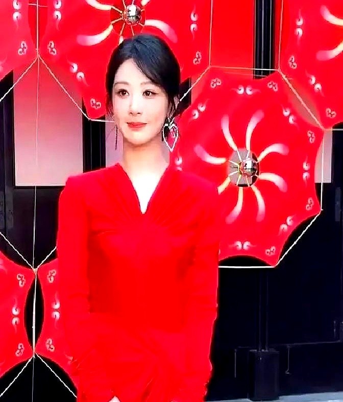 “您长得太像我亲小姨了！”饭局上，杨紫冷不丁冒出这句话。

对面坐着的可是前辈徐帆。换别人早觉得这是硬套近乎，徐帆却当场乐开花，直接把这丫头当自家闺女疼。

这场宋丹丹攒的局，硬是凑出了一对忘年交。没戏约，没利益，杨紫在徐帆面前彻底放飞，撒娇打诨跟个野孩子似的。

名利场里天天上演塑料情，这种只凭一