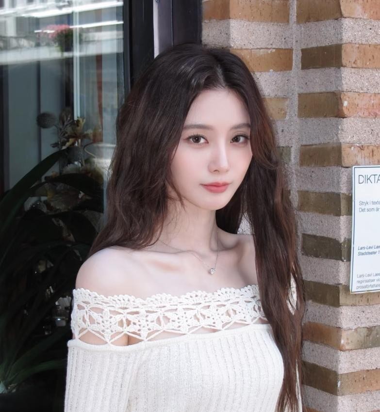 徐艺洋黄子韬这段从2014年韩国SM练习室初识、2018年同签龙韬、2024年海边拥吻认爱到2026年10月15日一张三口海边背影照收官的缘分，从来就不是什么灰姑娘攀豪门。翻翻公开脉络就清楚，徐艺洋17岁赴韩妈妈放下家事陪读数年，南充经商家庭本就有托举的底气；黄子韬父亲早年青岛商界打底、亲手搭起龙韬