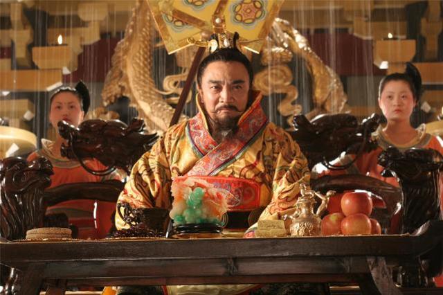 杨坚让杨素给他修仁寿宫。杨素也知道杨坚是个不粘锅，自己不想担骂名，自己肯定要下大功夫修啊，赵贞吉附体的杨素只能想:苦一苦百姓，骂名他来担。大夏天的，役夫累死了很多，杨素下令把他们尸体全烧了，修个宫殿还尸骨无存，大隋的民夫咋就这么惨。最终仁寿宫修成之后，规模宏大，装饰华丽，杨坚心里高兴，表面上还要斥责
