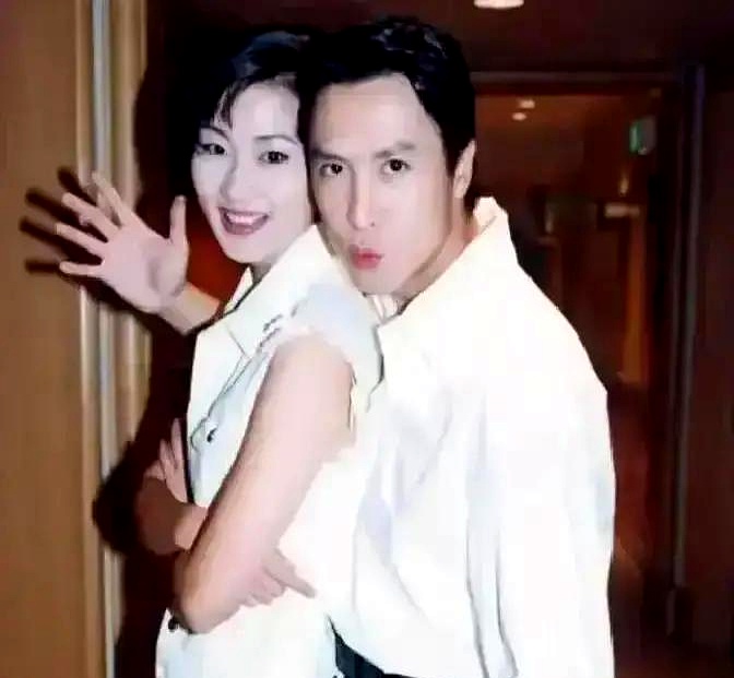 1994年，梁静慈刚和甄子丹离婚就查出怀孕，求复婚被拒，甄子丹留下一句“每月给四万，别来烦我”，扭头就走
 

换成不少人，可能就守着这笔钱过日子了，梁静慈偏不
 

挺着大肚子去报班学裁缝，去制衣厂做质检，孕吐厉害了擦干嘴继续翻衣领。孩子生下来，她白天在仓库背着娃配货，半夜在厨房自学电脑制版，硬是