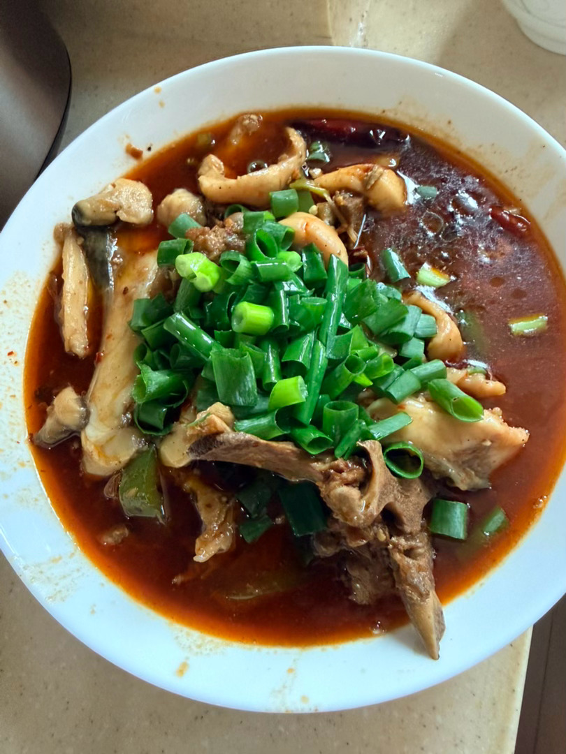 #记录# 
昨天和今天有了质的飞跃
Yesterday.自己片鱼，做了麻辣鱼片
Today.根据deepseek做了红烧多宝鱼，小孩吃了2/3条鱼，吃得大满足。
因为小孩昨天看我吃麻辣鱼片很想吃，但又辣得受不了
于是今天特地为他烹饪不辣的
晚饭用昨天炖的番茄大棒骨的番茄酱汁做了拌面，小孩吃了一大碗，大赞美味[good] ​