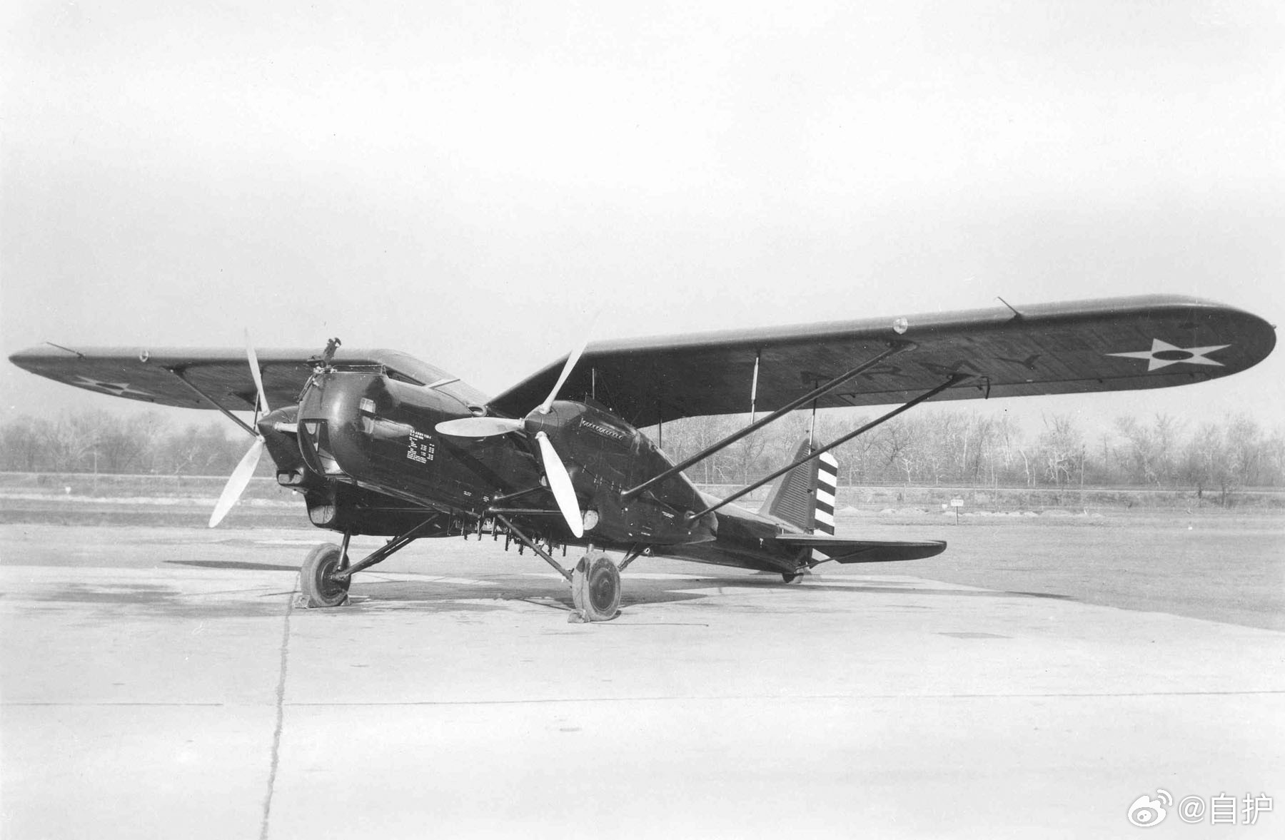航空创作计划航空历史上的今天每天认识一件兵器 1931年10月，美国道格拉斯XB-7（Y1B-7）轰炸机首飞。1929年，美国陆航发布了新型双发单翼观察机的招标规格。1930年，有两家公司进入了原型机竞标阶段，道格拉斯的XO-35和XO-36（两者发动机不同）、以及福克的XO-27（前天介绍过）。1930年底，军方在评估道格拉斯的设计时，发现其预期性能和速度已经远超当时装备的基斯通双翼轰炸机。于是美军要求道格拉斯将尚未完工的XO-36原型机直接改造成轻型轰炸机（编号XB-7），并在机身下方加装炸弹挂架。XB-7采用独特的高置海鸥翼单翼结构，机翼在靠近机身的部分向上隆起，并配有刚性支撑杆连接机身。能保证机翼强度，并为机鼻和驾驶舱提供开阔的下方视野。其机身采用当时先进的全金属半硬壳结构，发动机舱吊挂在两侧机翼下方。主起落架可以向后折叠并收入发动机舱中，尾轮也可以收放。它的机组编制通常为4人，包括机鼻位置的观察员兼机枪手、飞行员、无线电通信员以及后座机枪手。搭载两台640马力的柯蒂斯V-...