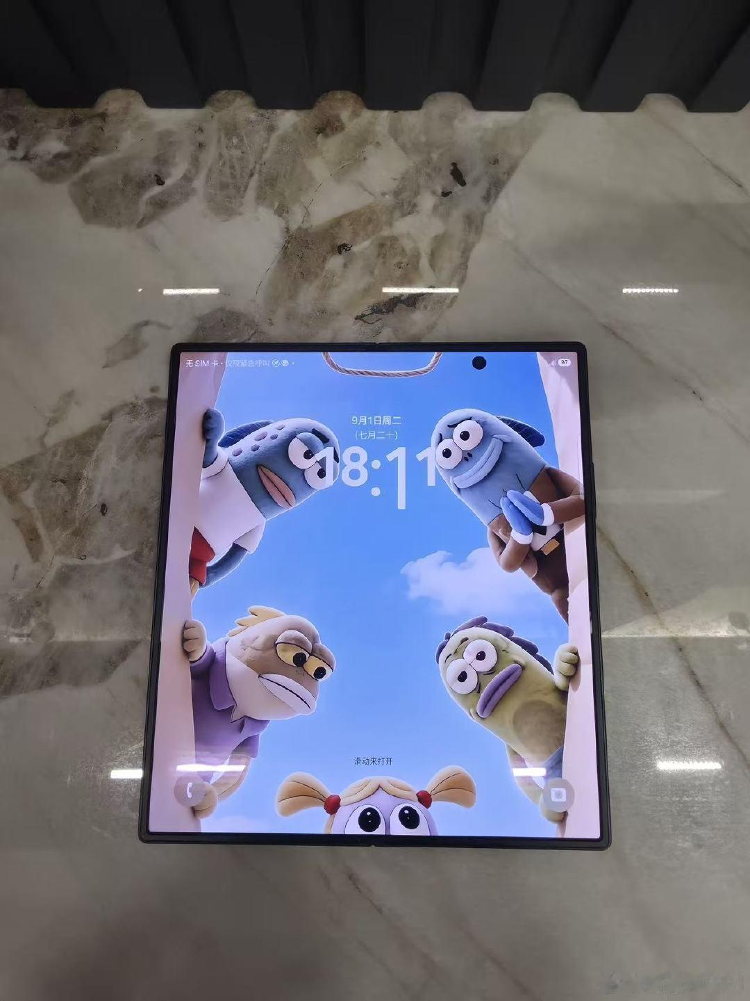说真的，折叠屏看折痕就像看人的抬头纹 —— 谁都有，就看谁的浅。三星 Fold 8 Ultra亮屏状态下折痕直接隐身，熄屏才露出点痕迹。那些吹 "完全无折痕" 的，建议先看看自己家机器熄屏什么样再说话。#曝iPhoneUltra无折痕失败##三星 ZFold8Ultra##三星GalaxyZFold8# ​