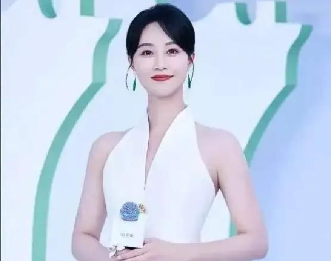 找了个长发、路人脸的圈外男友，就被网友吐槽是审美降级，还不如前任曹骏，蓝盈莹这回算是把内娱某些人的遮羞布给扯下来了

她在易立竞的访谈节目“言外之易”里，面对那个出了名不好对付的主持人，极其坦率地给出了七个字，“恋爱当中，圈外人”，直接把热搜给引爆了，这也是她和曹骏分手快七年以来，第一次当着镜头的面