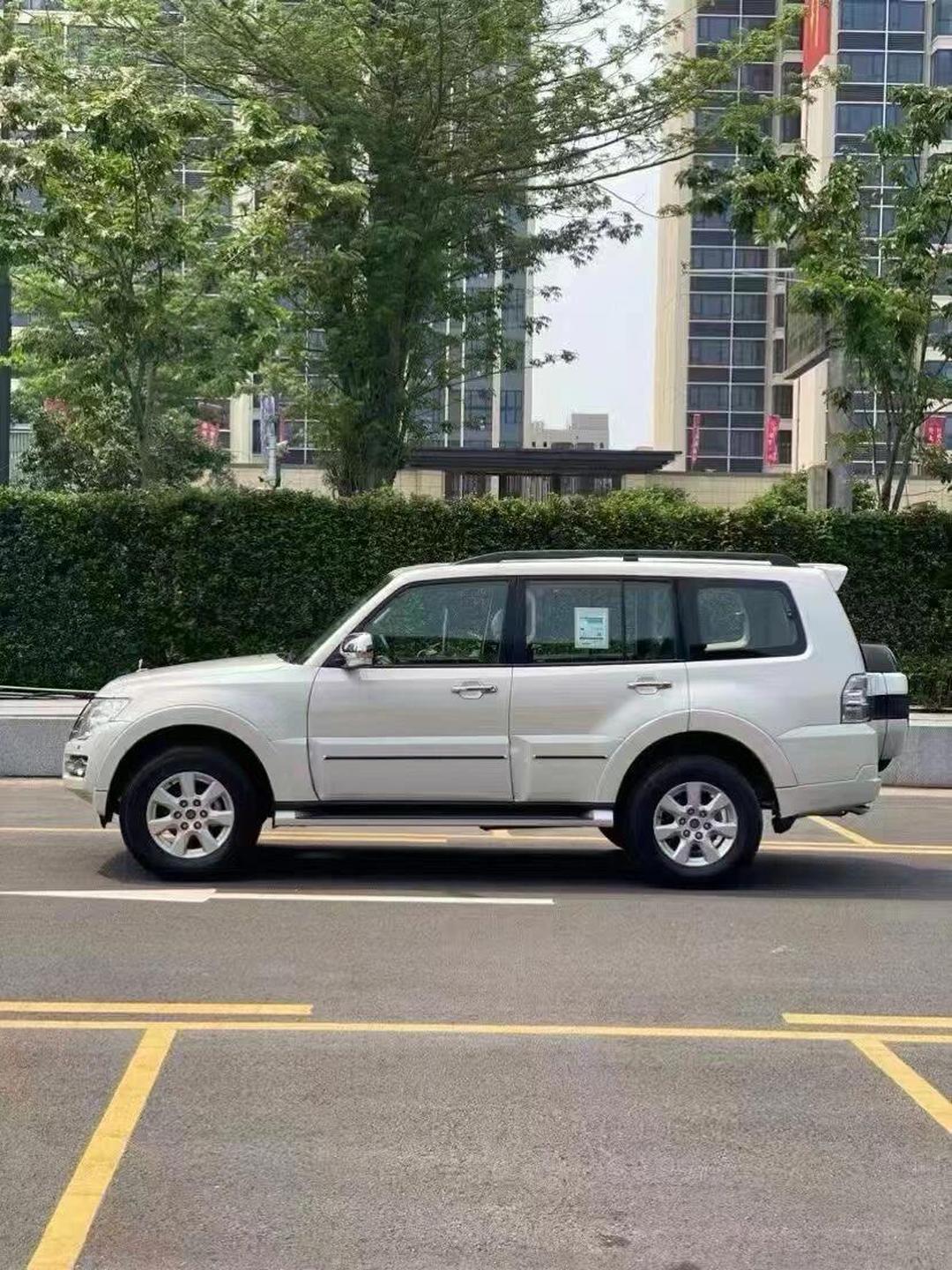 15 万二手经典越野，全时四驱选三菱帕杰罗 V93
15 万预算想要进口老牌越野，看看帕杰罗 V93。超选全时四驱是它的招牌，不用频繁切换两驱四驱，雨雪、泥泞路段很从容。车身抗扭能力强，长途穿越稳定性久经考验。整车调校偏向可靠，不挑路况，经典山猫的越野口碑摆在这。适合偏爱日系硬派、喜欢长线自驾穿越的