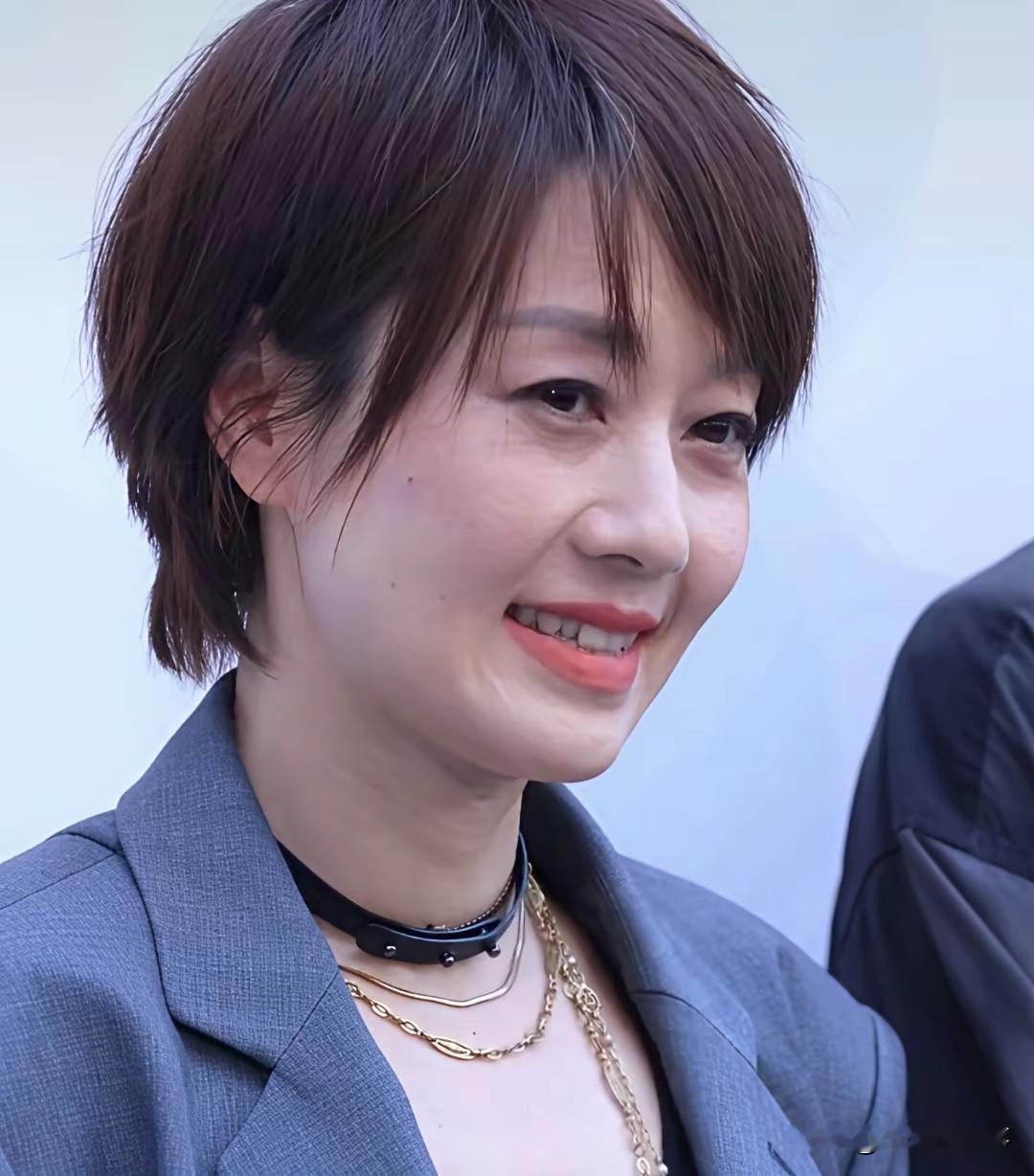马伊琍颜值底子真好，就算到了这个年纪，依旧很好看。完全看不出快50岁，外表看着也就三十四五岁的样子，又好看又显年轻。
