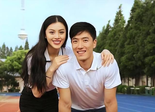 张延离婚瞒了一年多！孩子成年才签字，背后承诺让全网破防