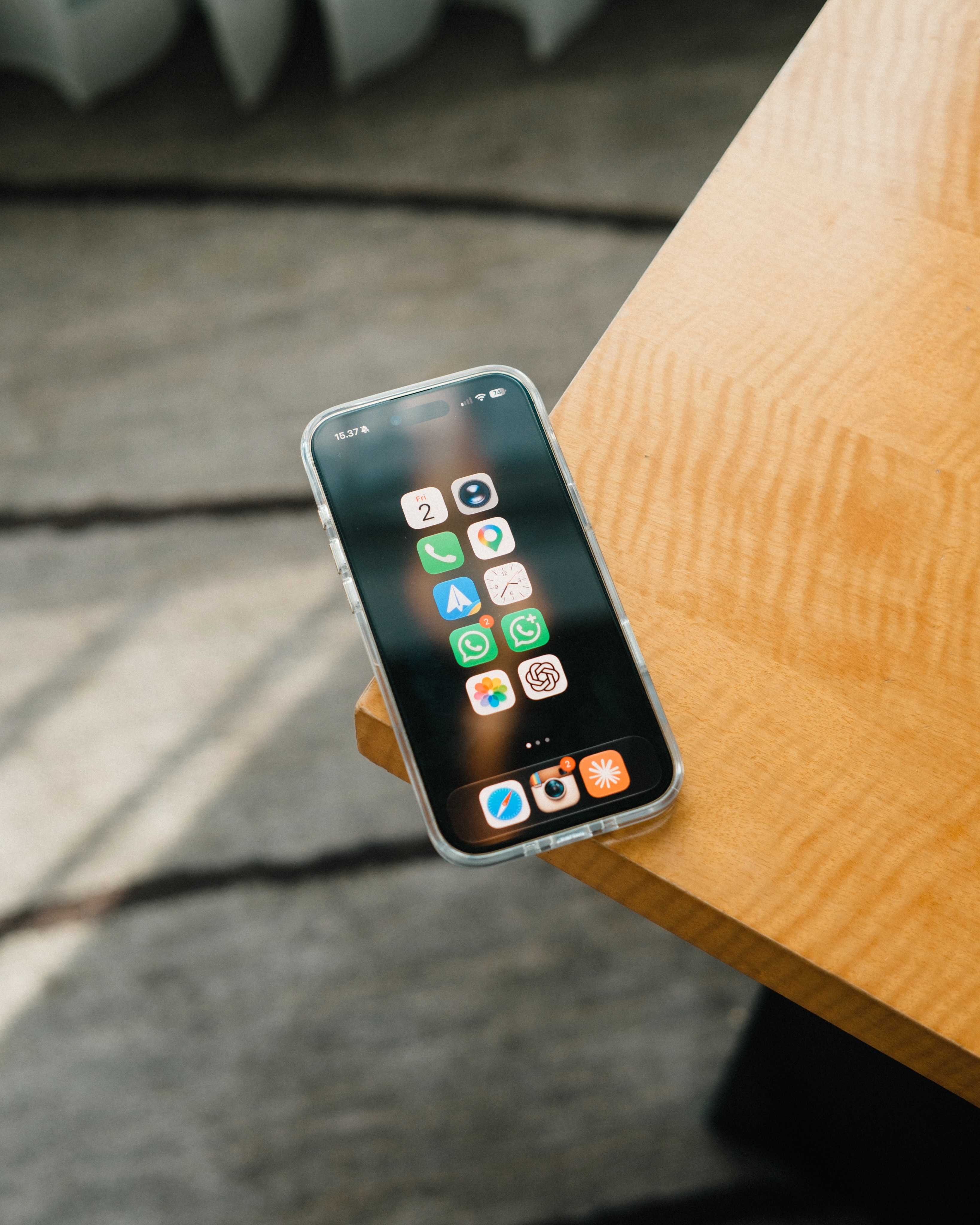 #iPhoneAir有多不保值#iPhone Air发布就遭受了口碑两极分化…比如外放音质一般，续航不如预期等等！这导致了供应链大幅缩减的消息，但是伴随着国内平台的大降价，他似乎成了真香机？
通过这一年的使用，看看他有多薄多轻，有时甚至忘记他在我的口袋里。当你还在纠结要不要更换iPhone 18 Pro？老实说一 ​