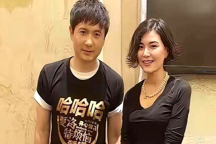 沈腾当年的军艺旧照又被翻出来了，五官立体身板笔挺，没半点褶子。

99级军艺表演系出来的底子摆在那，当年确实担得起校草这俩字。但这哥们硬是把一手偶像剧的牌打成了国民喜剧人。从春晚舞台上的“郝建”，到大银幕上的夏洛、张驰，大家记住的早不是他那张脸，而是他一开口就能把人逗乐的能耐。

长相是父母给的，笑