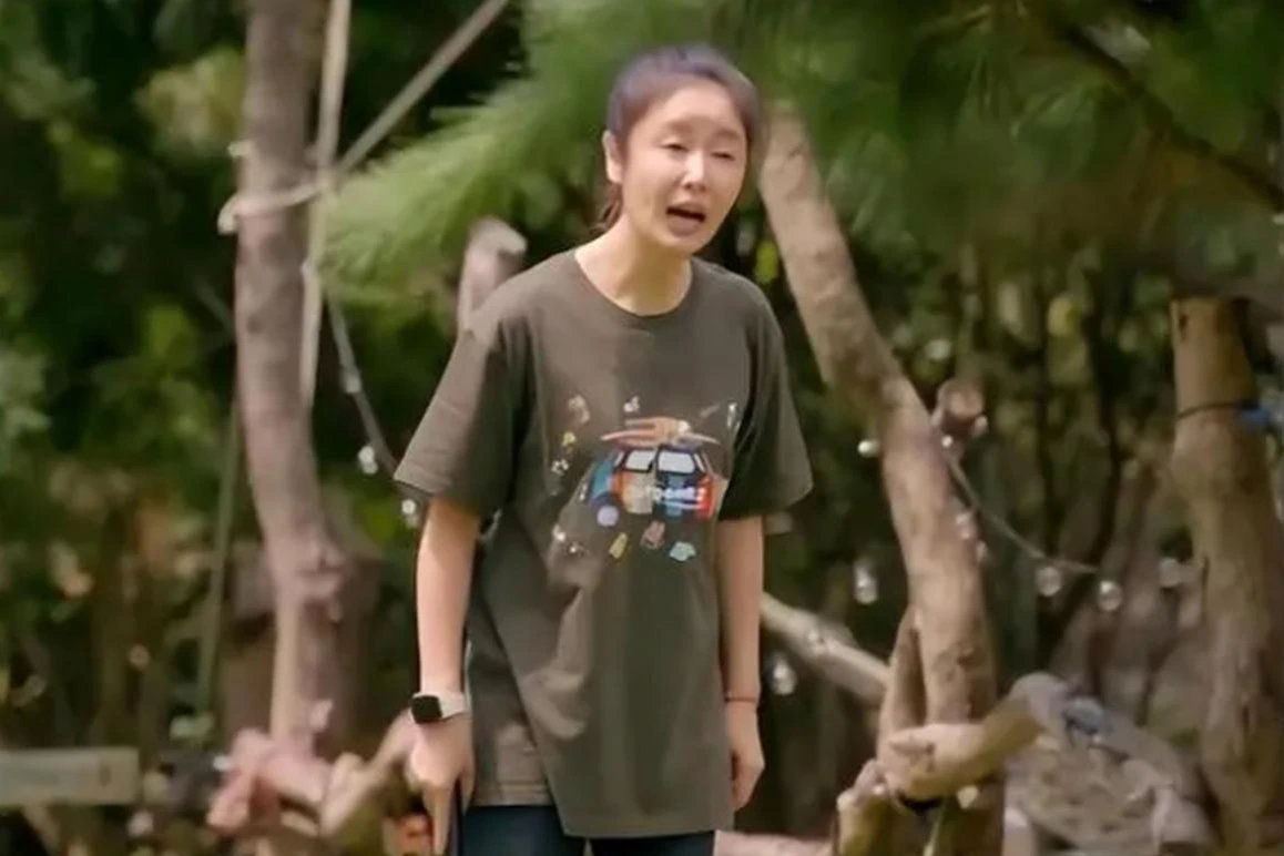 林心如素颜状态松弛！宽松T恤随性出镜，褪去明星光环状态朴素似路人 ​